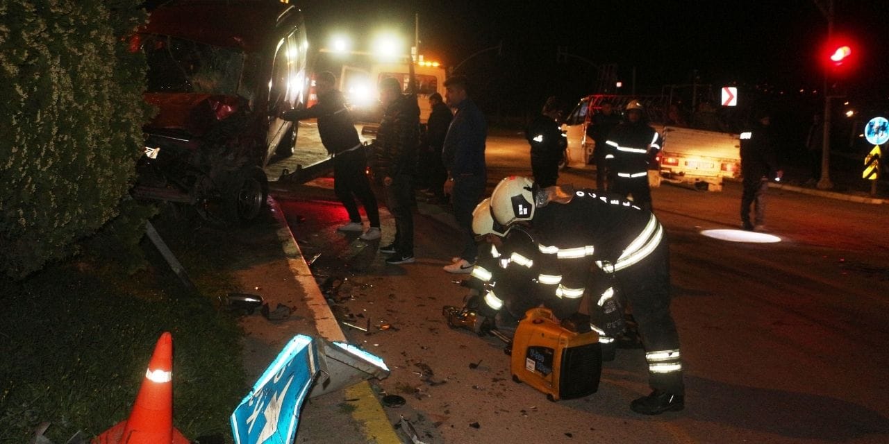 Kocaeli Kandıra'da iki hafif ticari araç çarpıştı: 1'i ağır 4 yaralı