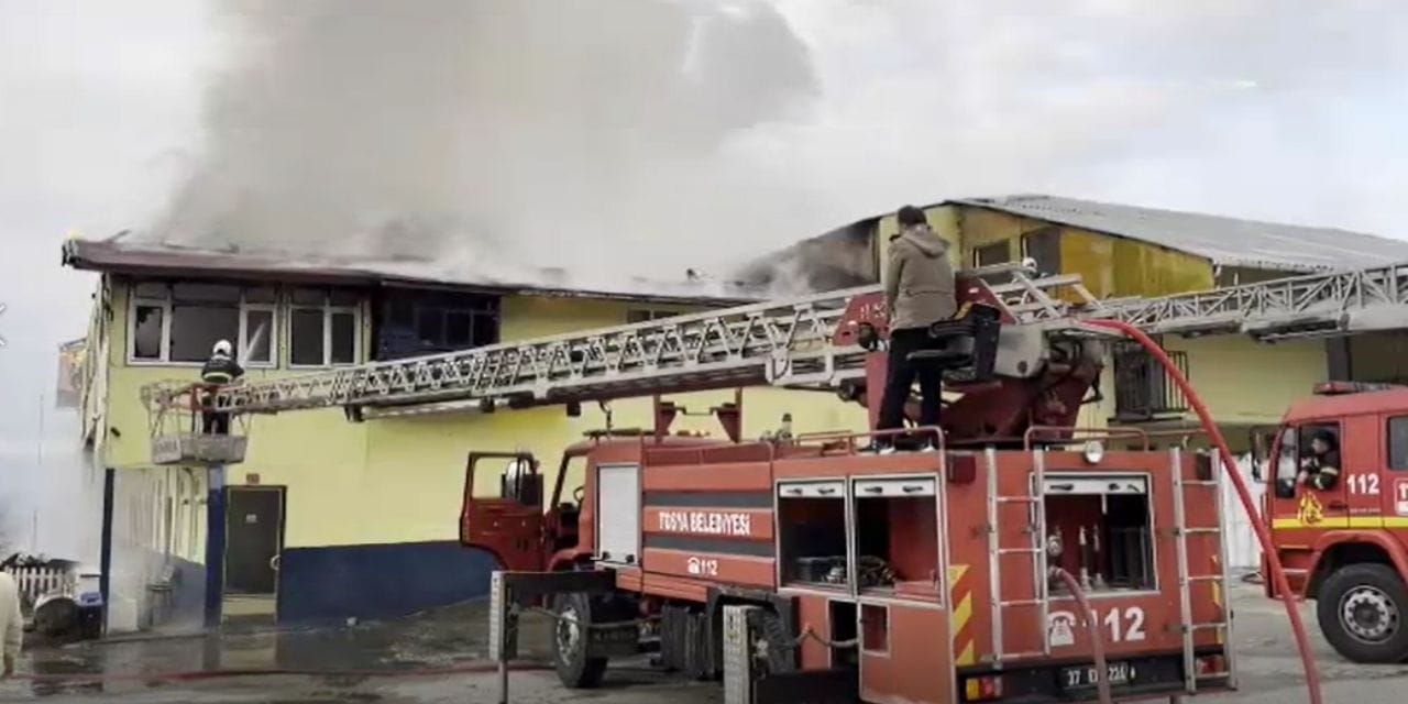 Tosya'da tekstil fabrikası alevlere teslim oldu