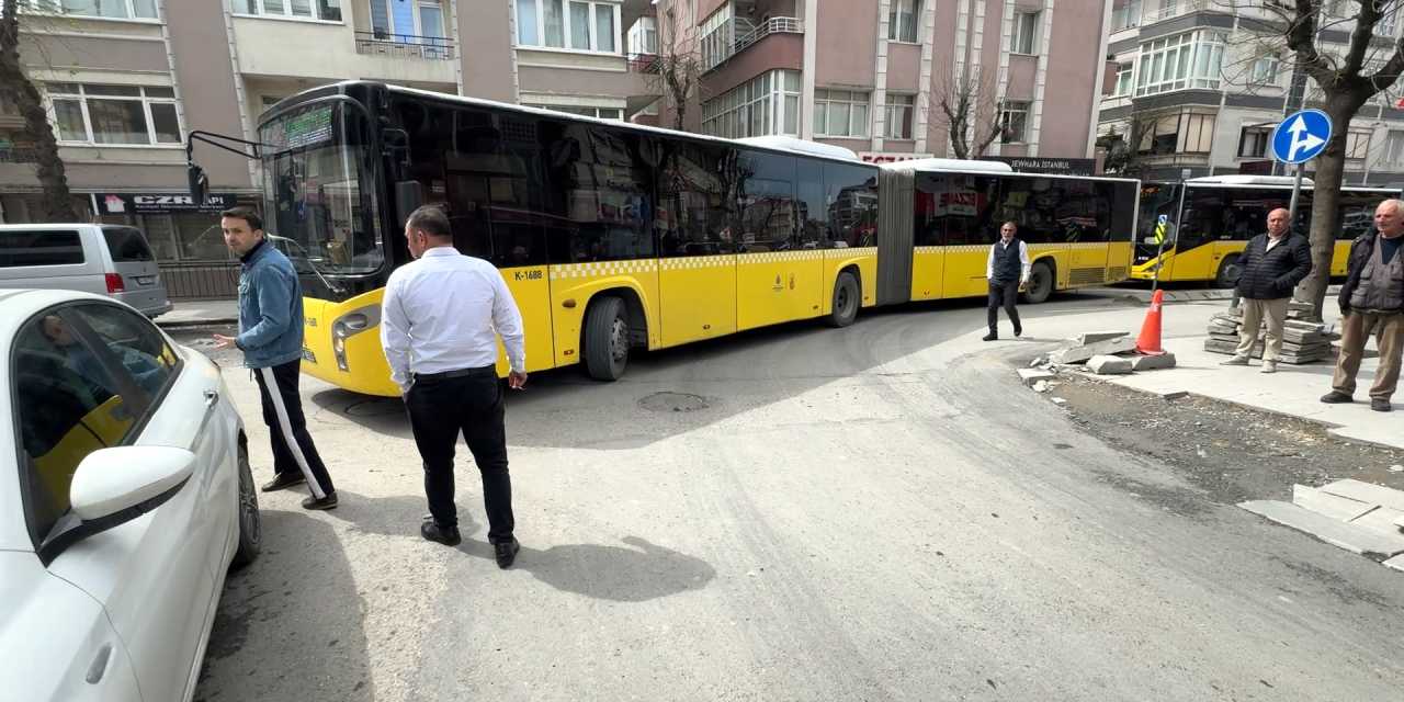 Kavşağa park etti trafik kilitlendi: Otobüsler ilerleyemedi!