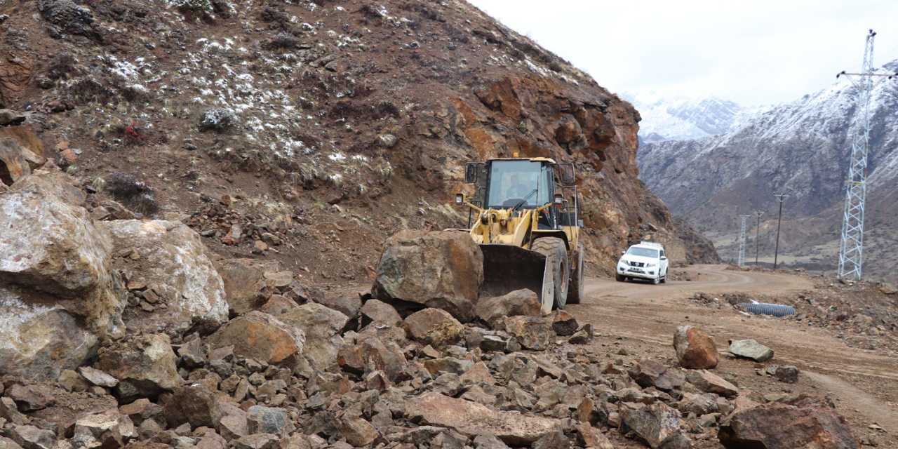 Erzurum’da heyelan! Yol ulaşıma kapandı