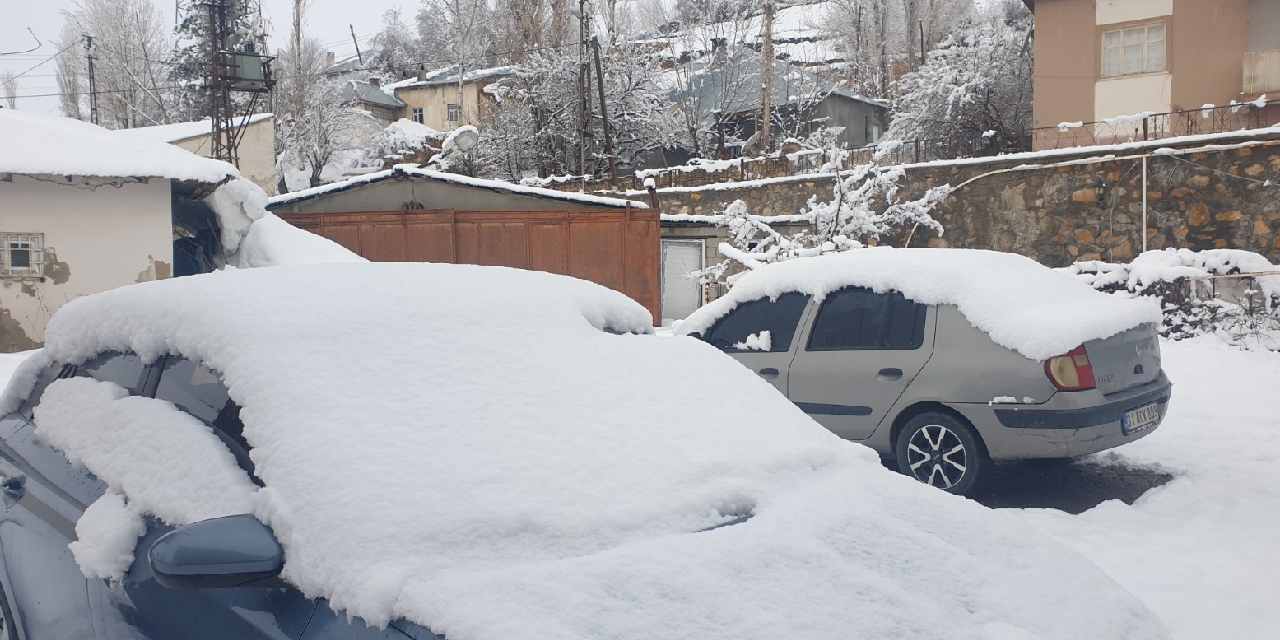 İki ilçede kar kalınlığı 10 santimetreyi buldu: Araçların üzeri beyaz örtüyle kaplandı