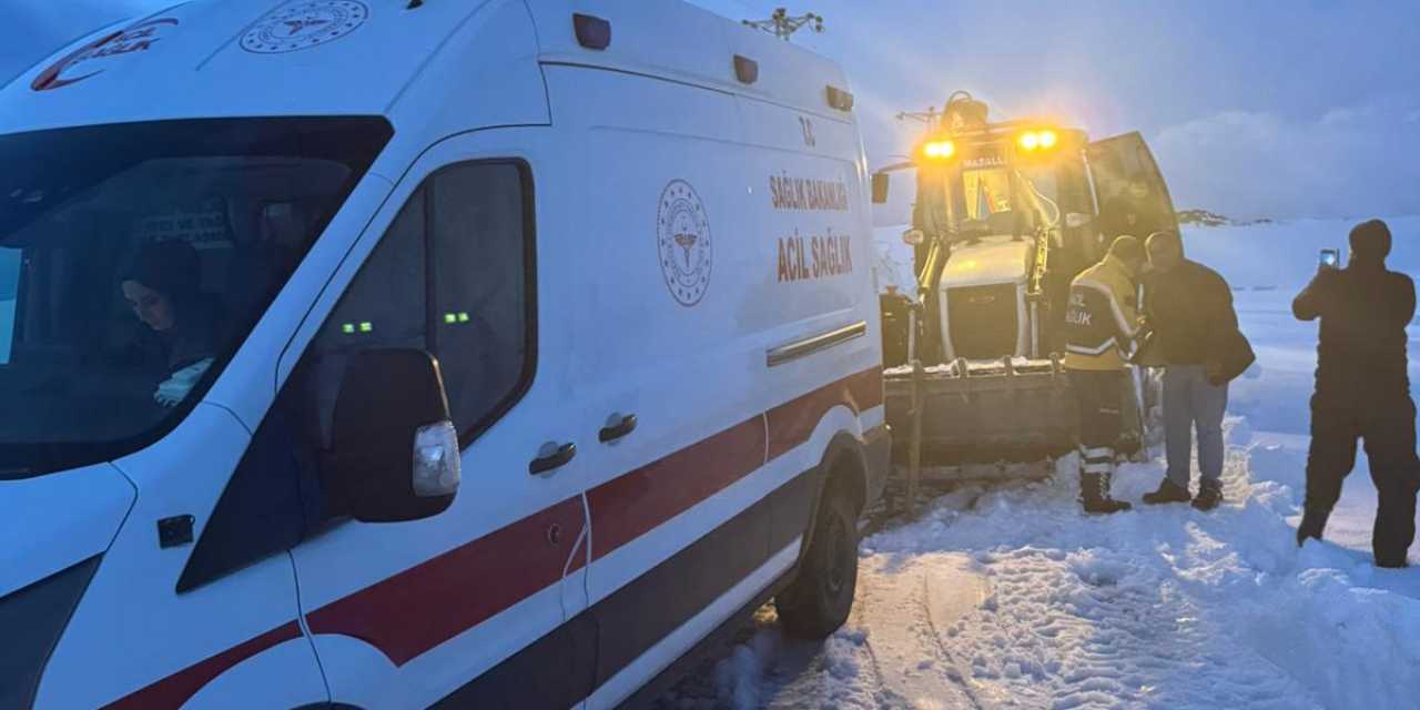 Hasta almaya giden ambulans kara saplandı