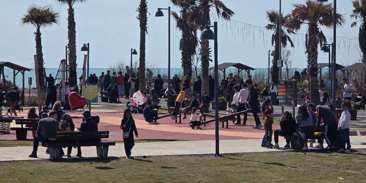 Güneş yüzünü gösterdi: Sahiller tıklım tıklım doldu