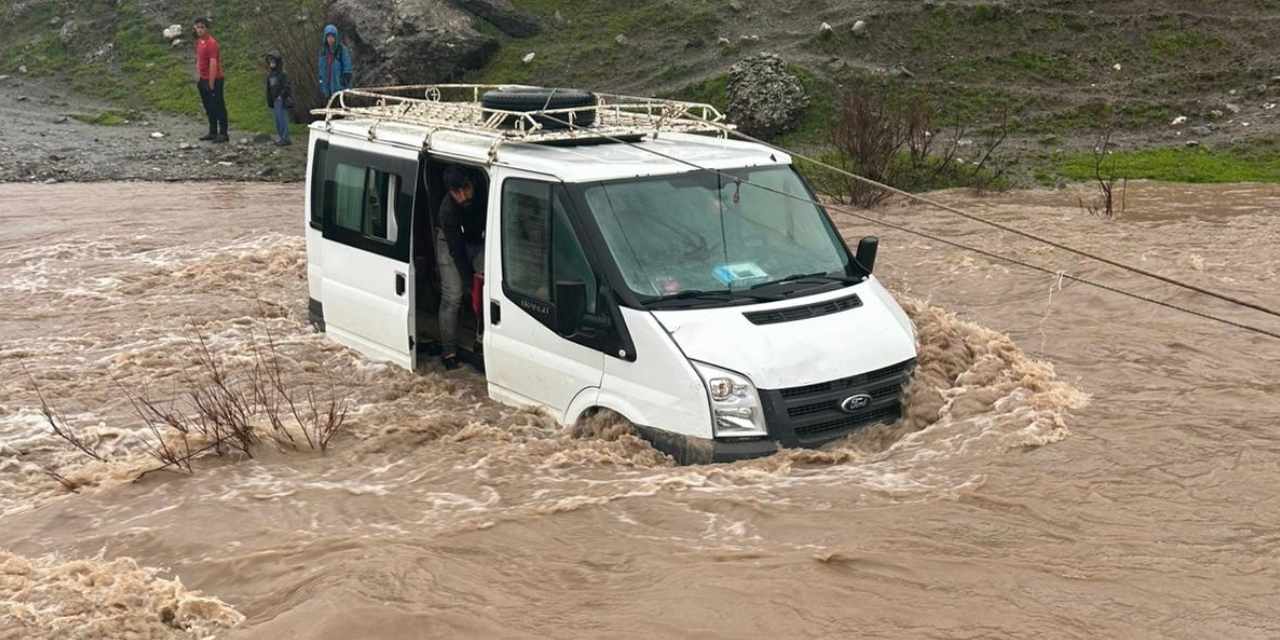 Siirt'te sel dehşeti: Hastaneye götürülen kadın mahsur kaldığı minibüste can verdi