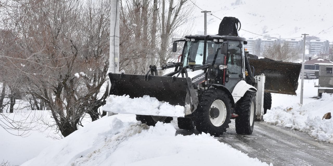 Bitlis'te 82 köy yolu kar nedeniyle ulaşıma kapandı: Vali sahaya indi