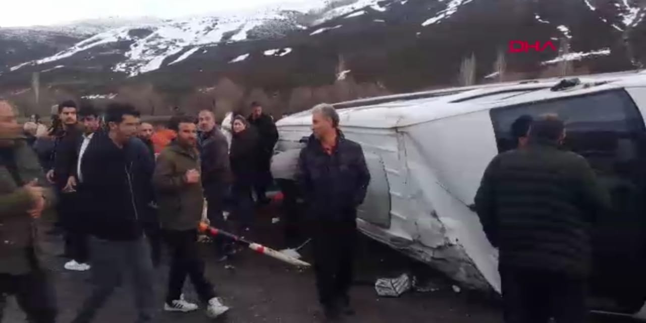 Van'da can pazarı! Dağcıları taşıyan minibüs takla attı: 13 yaralı