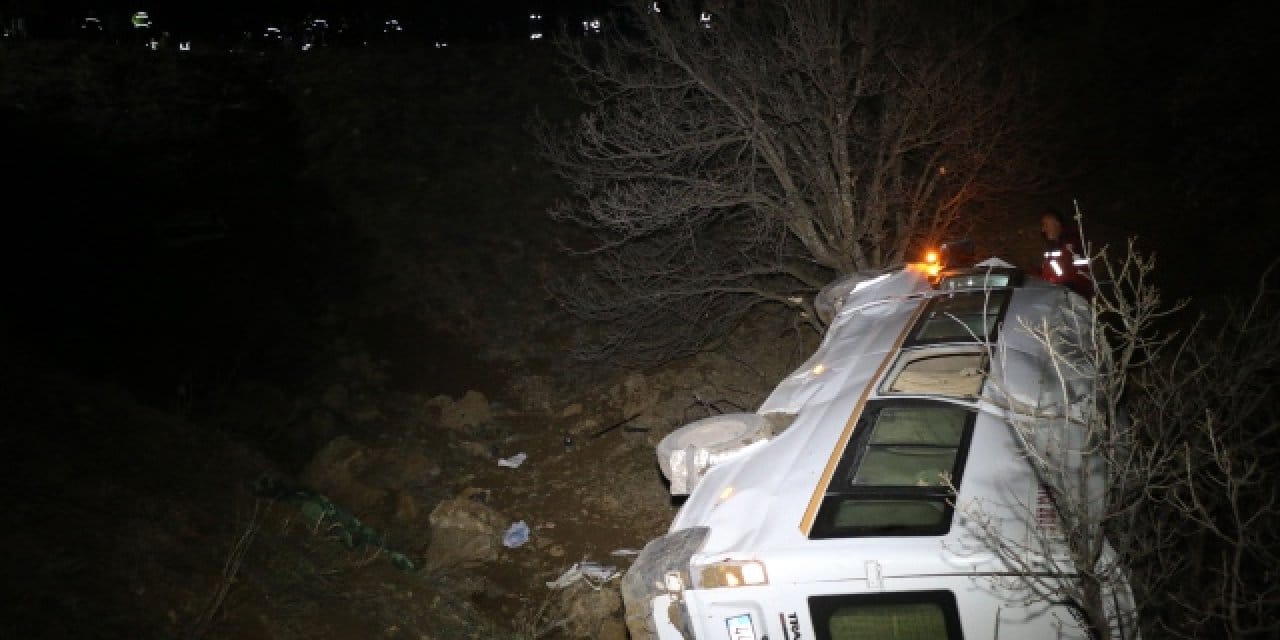Malatya’da feci kaza: 2 ölü 10 yaralı: Maden işçilerinin servisi devrildi