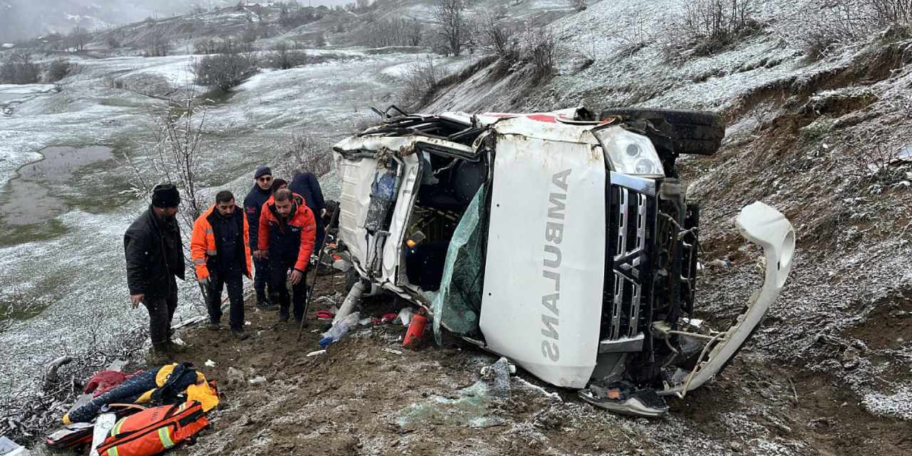 Ambulans uçuruma devrildi: Ölü ve yaralılar var!