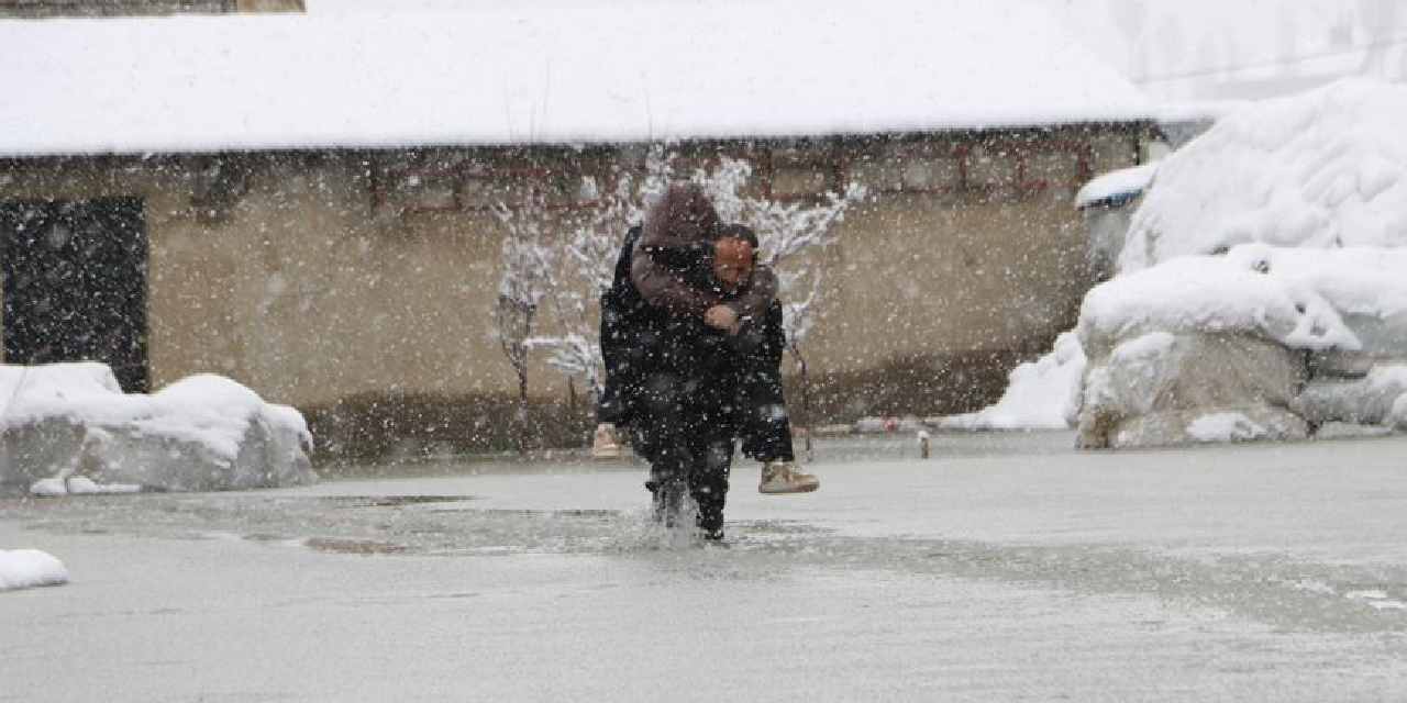 Mahalle 1 aydır sular altında: 2 çocuğunu her gün sırtında taşıyor