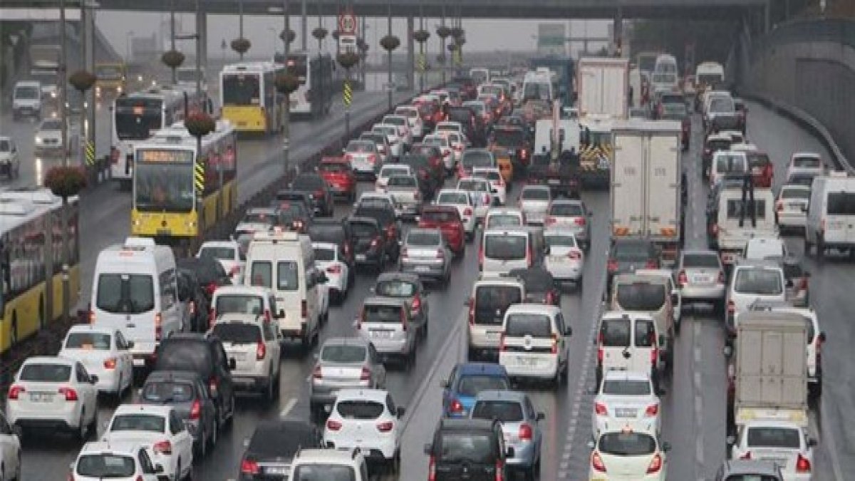 Yağmur ve kazalar trafiği felç etti! İstanbul'da yol durumu...