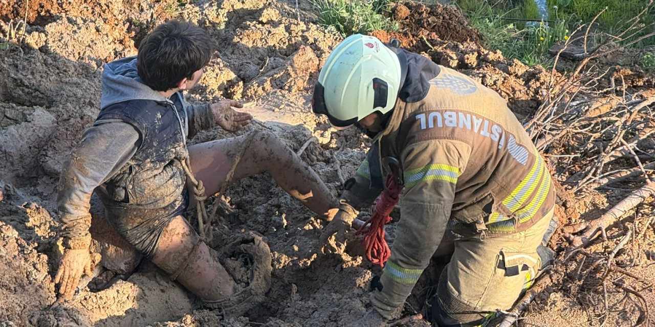 Göktürk'te korku dolu anlar: Çamura saplanan çocuğu "imdat" çığlığı kurtardı