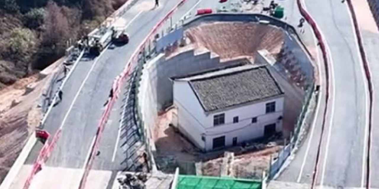 Evinden taşınmayı kabul etmedi: Otoyolun ortasında yaşıyor