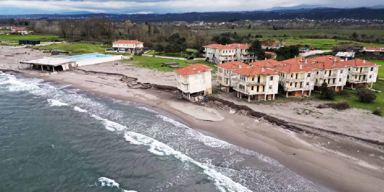 Tatil köyünde deniz içeri girdi! Villa ve havuz tesisini yutmak üzere