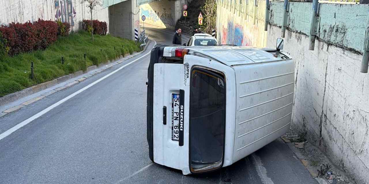 Beyoğlu’nda kaldırıma çarpan araç yan yattı