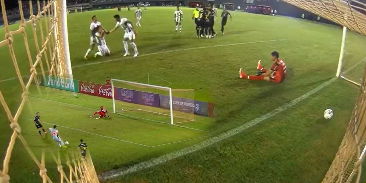 Futbol tarihinin en tuhaf penaltı golü: Böylesini görmediniz