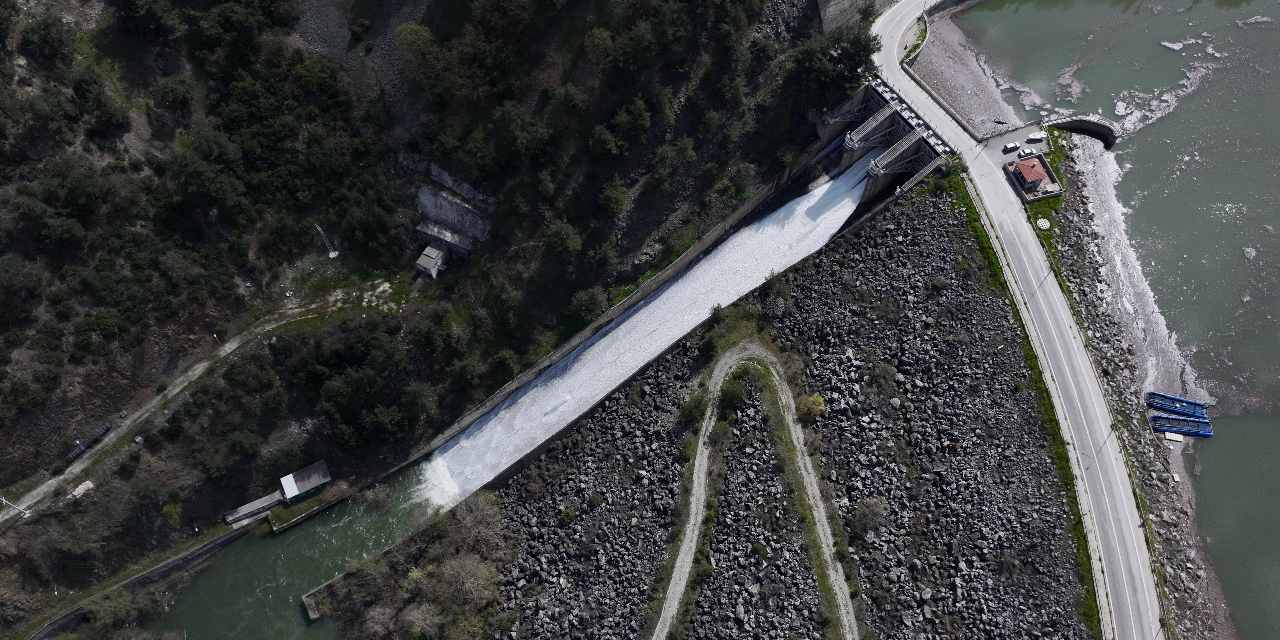 Barajların doluluk oranı yüzde 100'e yaklaşınca tahliye kapakları açıldı