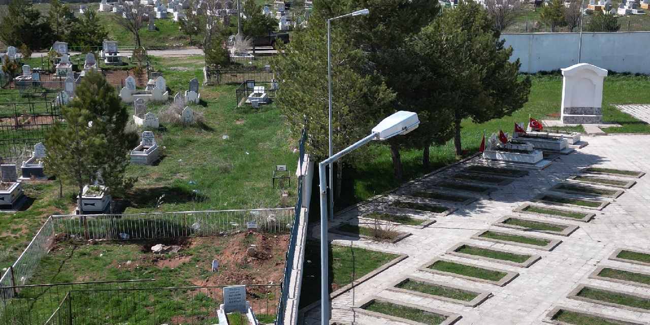 Mezarlıkta şaşkına çeviren gerçek pusulayla ortaya çıktı: Şehitlerin kıblesi farklı sivillerinki farklı farklı