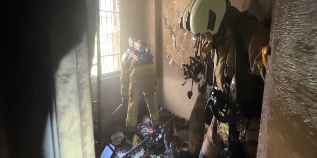 Yatakta içtiği sigara evini perişan etti