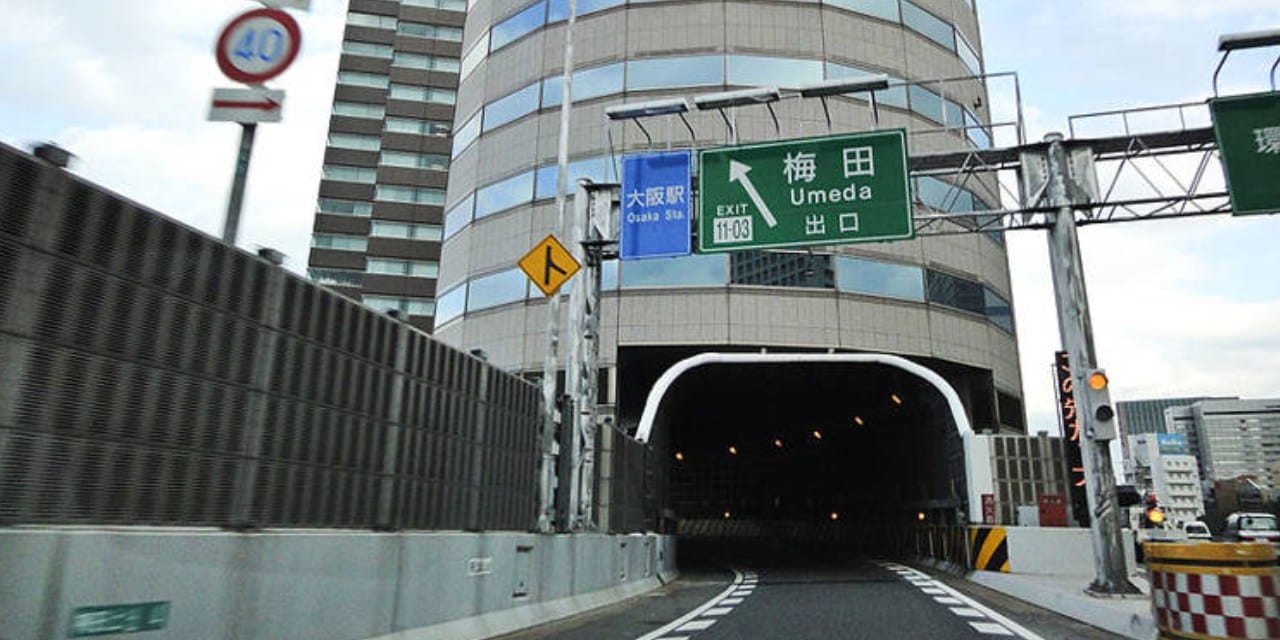 Binanın ortasından otoyol geçiyor: Asansör o katlarda durmuyor