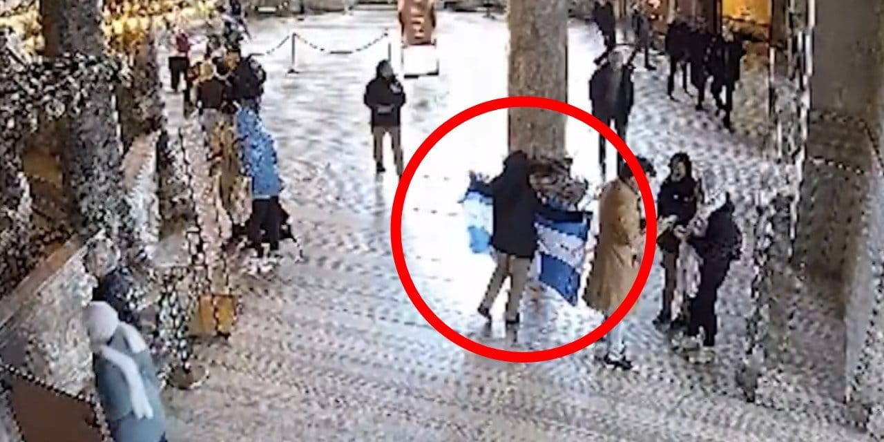 Ayasofya'da provokasyon: İki Yunan "Ya Ortodoks ya da öl" yazılı bayrak açtı