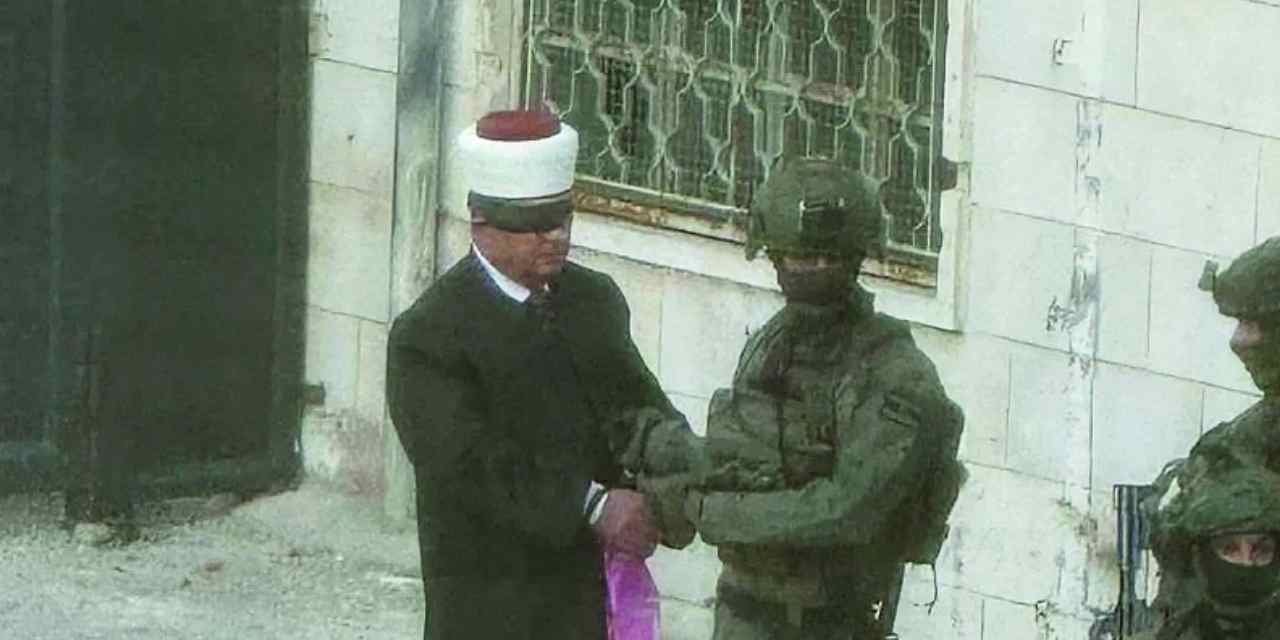 Eski bakanı gözlerini bağlayıp gözaltına aldılar