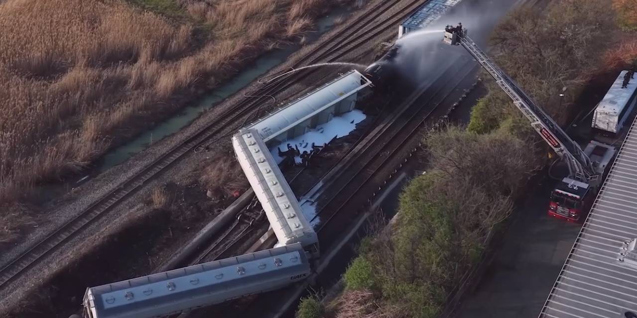 New Jersey’de yük treni raydan çıktı: Kimyasal sızıntı alarmı!