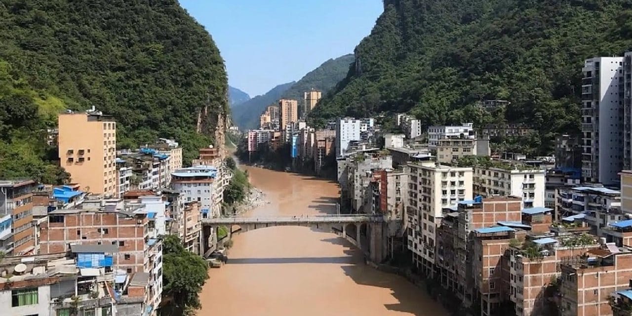 Eskiden sadece bir vadiydi şimdi 400 bin kişi yaşıyor: Evlerin altından nehir akıyor