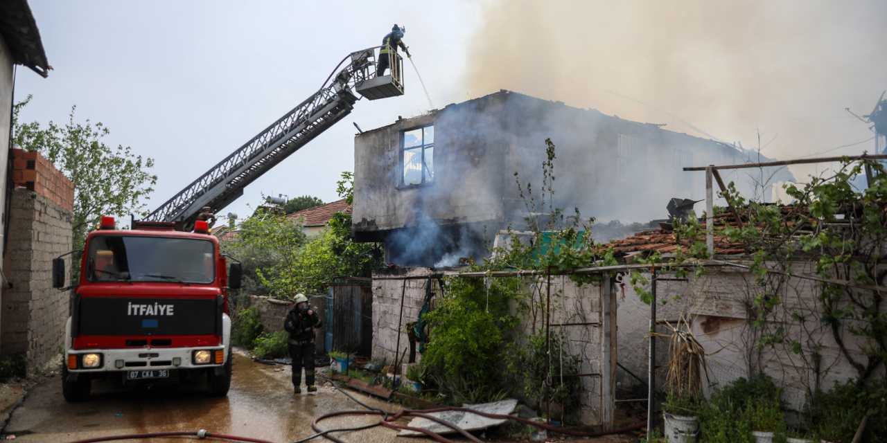 Alevler tüm evi sardı! Evde yalnız olan 2 çocuğu komşuları kurtardı