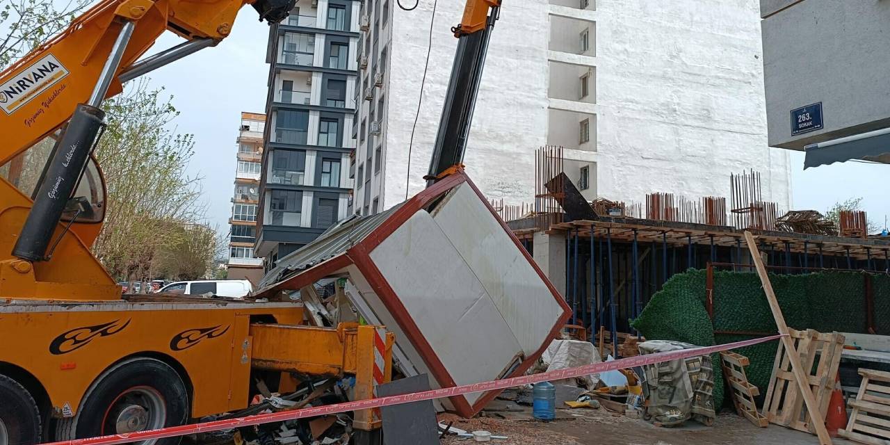 Kırılan vinç kolu güvenlik kulübesine düştü: 3 işçi yaralı