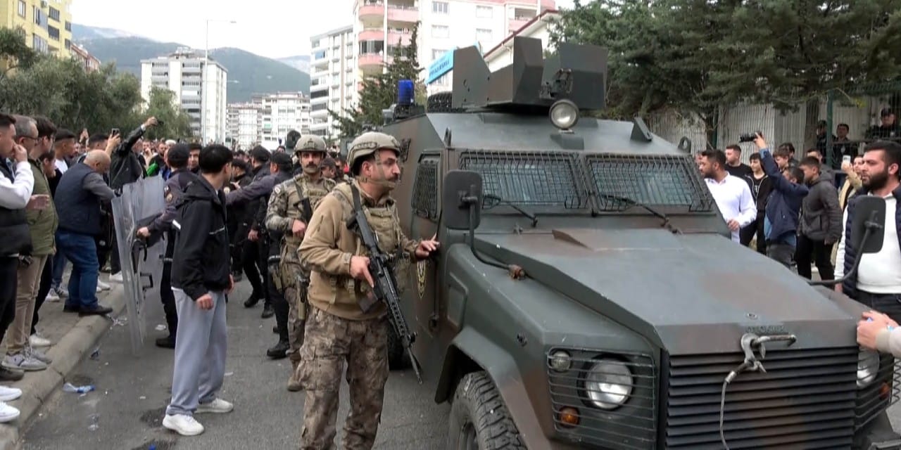 Saldırganın cenazesi zırhlı polis aracıyla okuldan çıkarıldı