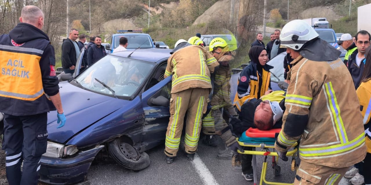 Direksiyon başında epilepsi nöbeti geçirdi: Bariyerlere çarpan otomobildeki 2 kişi yaralandı