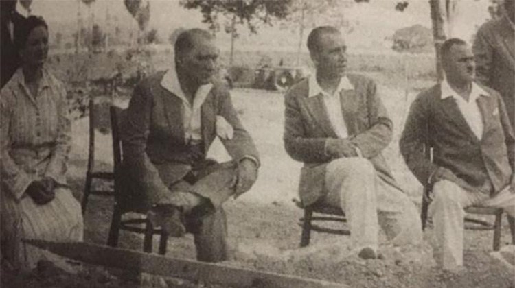 Atatürk'ün "Yürüyen Köşk"ü izlerken çekilmiş fotoğrafı binlerce kez paylaşıldı