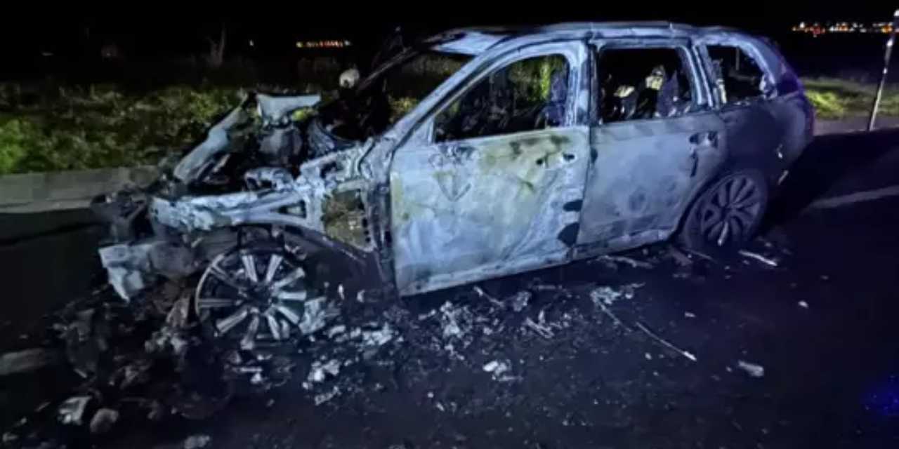 Seyir halindeki otomobil alev alev yandı: Sürücü kendini dışarı attı