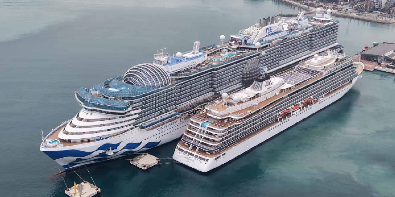 Kuşadası Limanı'na 2 gemi birden yanaştı