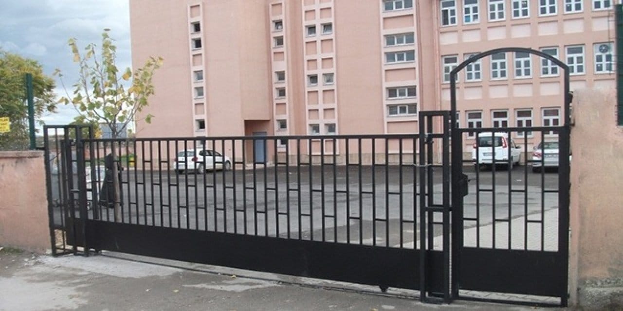 Okulun 70 yaşındaki bekçisi 2 kız öğrenciyi taciz etti! Skandalı aileler ortaya çıkardı