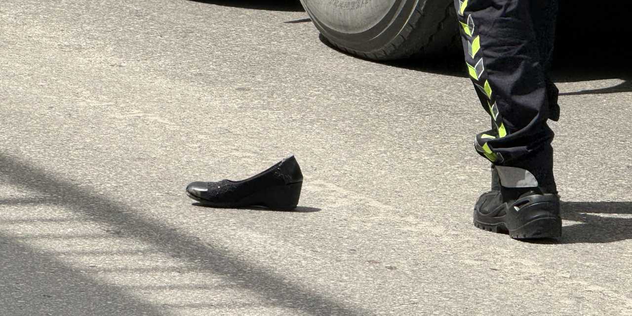 64 yaşında mendil satan kadın TIR'ın altında kalarak can verdi