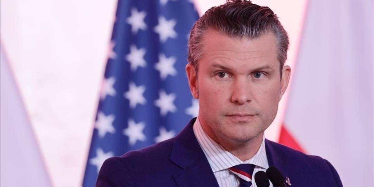 İncil sandı, film repliği çıktı! Hegseth'in skandal duasına tepki yağdı