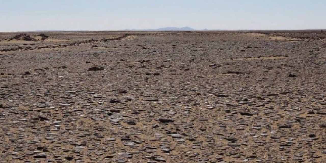 Çölde 7 bin yıl öncesine ait devasa taş kapı keşfedildi