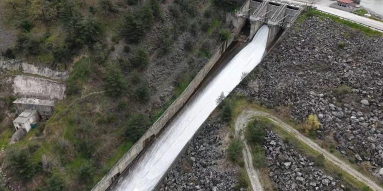 Geçen yıl kurumuştu şimdi taşıyor: Baraj kapakları bir bir açıldı