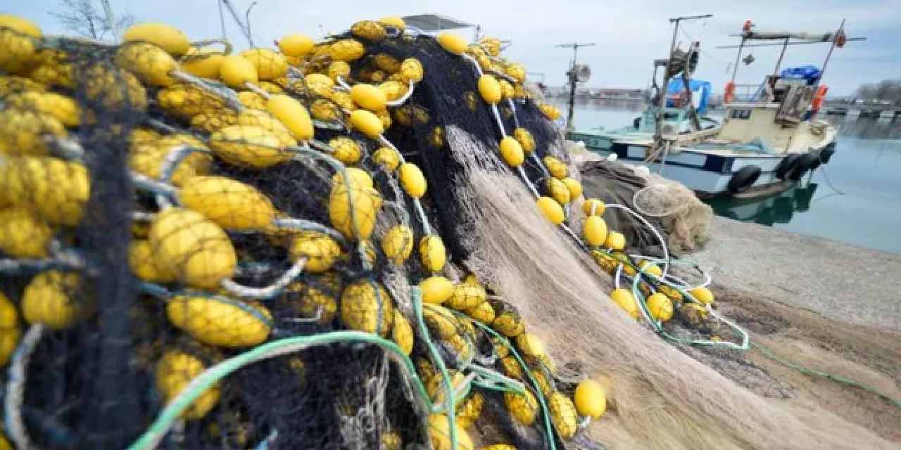 Aylık maaş 25 dolar, tekne 30 bin dolar: Strafordan yaptıkları sallarla denize açılıyorlar