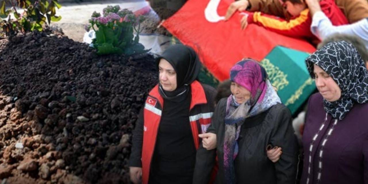 Türkiye'nin yüreği kan ağlıyor! Okul saldırısında hayatını kaybeden öğrenciler yan yana toprağa verildi