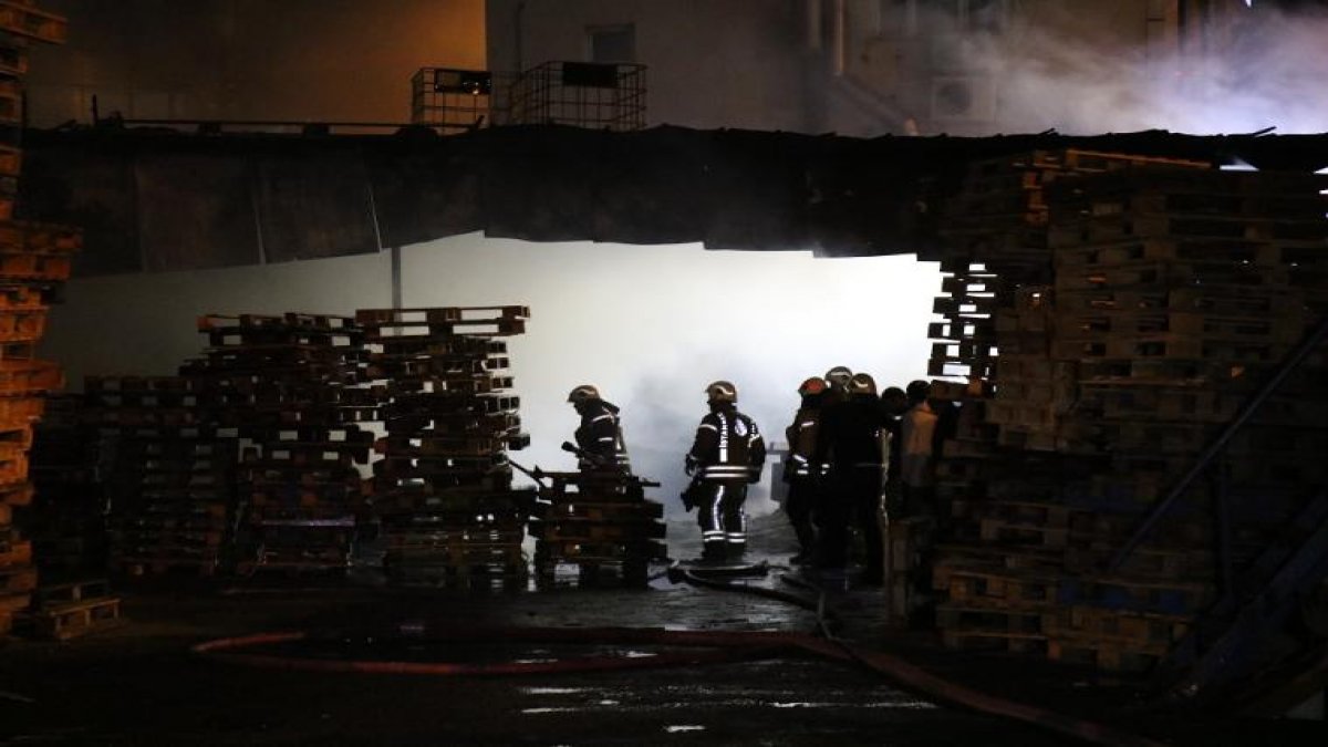 İstanbul'da palet deposunda yangın