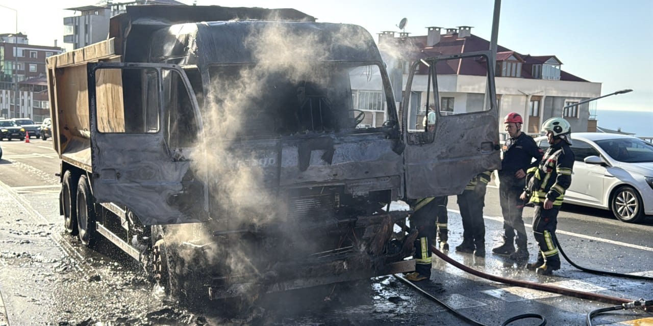 Hafriyat yüklü TIR seyir halindeyken alev alev yandı