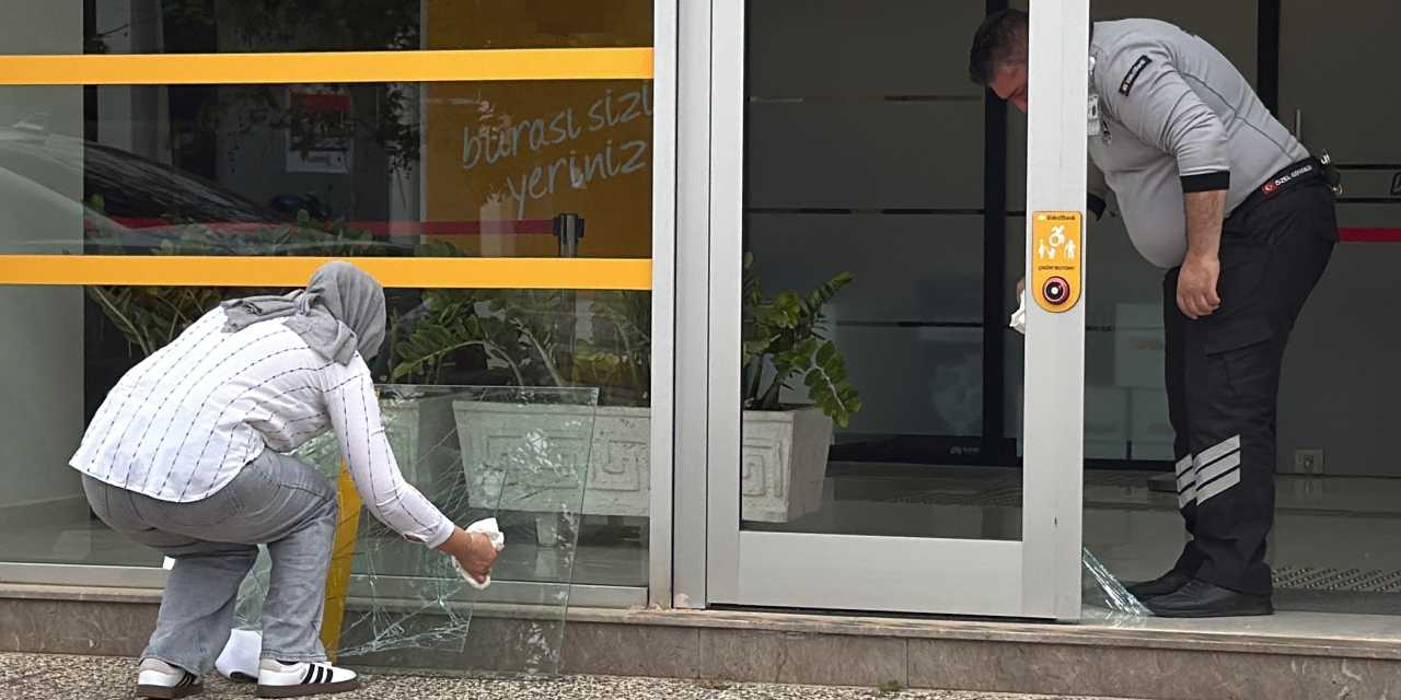 Gece yarısı bankanın camını indirip kaçtılar!