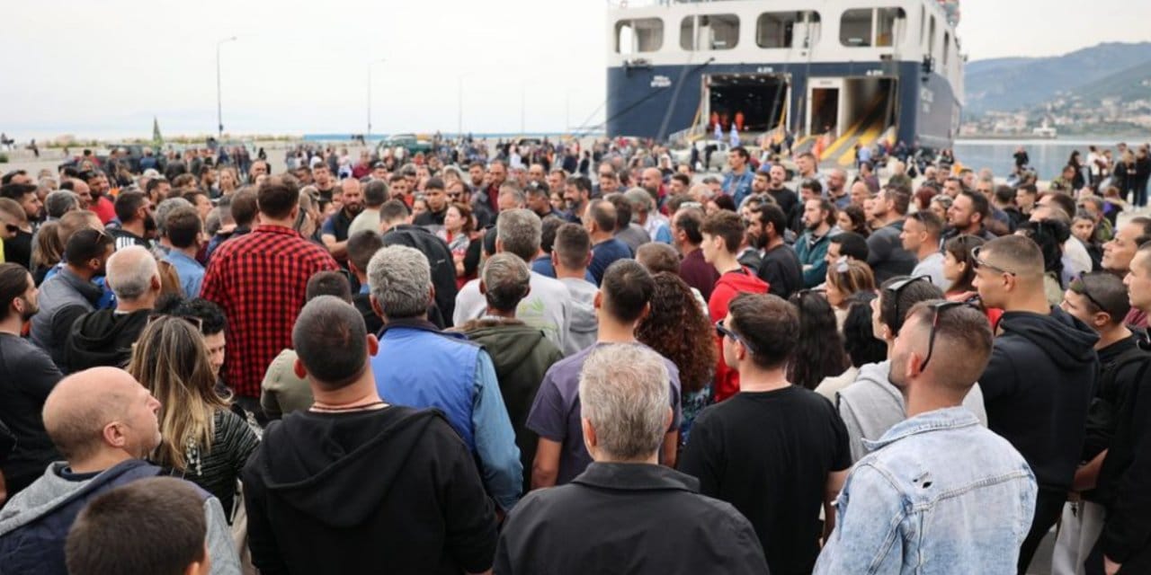 Ege'de sınır hattı karıştı: Tonlarca sütü yollara döktüler!