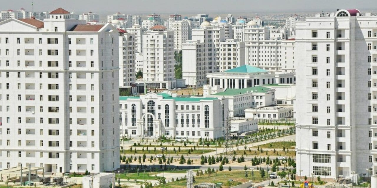 Her taraf bembeyaz ama dünya ile bağları simsiyah!