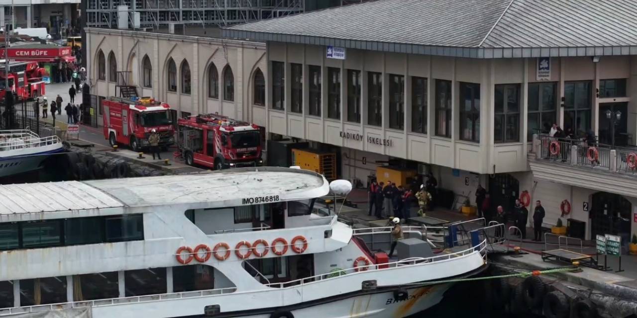 Kadıköy İskelesi'nde yolcu teknesi yangını