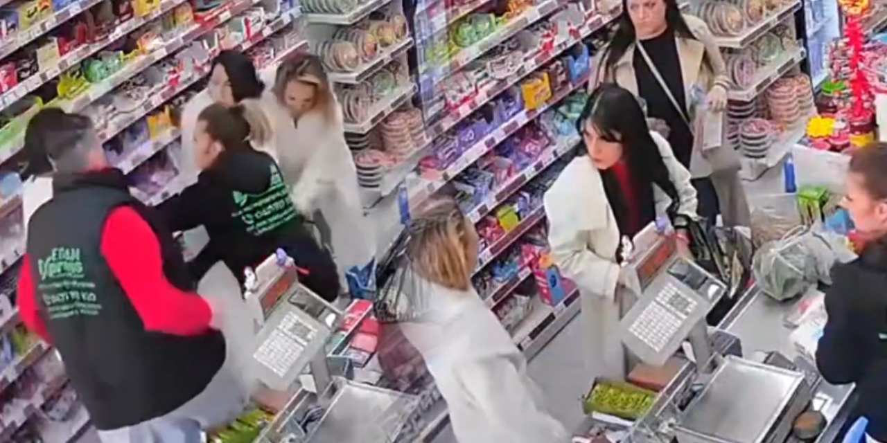 Üç kadından tekme tokat yasak aşk dayağı! Fırsatı bulan erkek de saldırdı