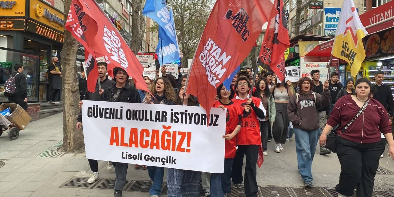 Liseli gençler "Güvenli okul istiyoruz" diyerek MEB'e yürüdü