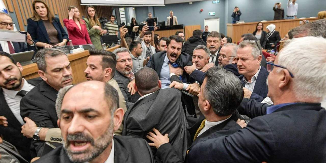 İzmir Meclisi'nde arbede: AKP ve CHP'li üyeler birbirine girdi